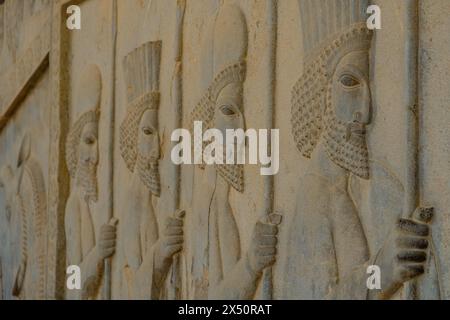 Marvdsaht, Iran - 18 mars 2024 : reliefs sur les ruines de Persépolis près de la ville de Shiraz dans la province de Fars, Iran. Banque D'Images