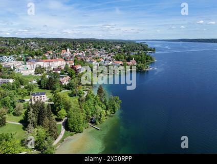 Tutzing, Bayern, Deutschland 06.mai 2024 : Ein Frühsommertag in Tutzing Landkreis Starnberg. Hier der Blick auf den Starnberger See, den Kustermannpark und Blickrichtung Norden, Drohne Achtung nur redaktionell verwendbar *** Tutzing, Bavière, Allemagne 06 mai 2024 une journée d'été à Tutzing, district de Starnberg ici la vue du lac Starnberg, le Kustermannpark et regardant au nord, attention drone pour usage éditorial seulement Banque D'Images