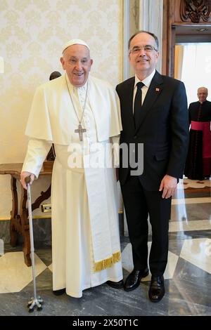 Vatican, Vatican. 06 mai 2024. **NO LIBRI** Italie, Rome, Vatican, 2024/05/6 le pape François lors d'une audience privée avec le président de l'Albanie, Bajram Begaj, au Vatican photographie par Vatican Media /Catholic Press photo RESTREINTE À UN USAGE ÉDITORIAL - PAS DE MARKETING - PAS DE CAMPAGNES PUBLICITAIRES crédit : Agence photo indépendante/Alamy Live News Banque D'Images