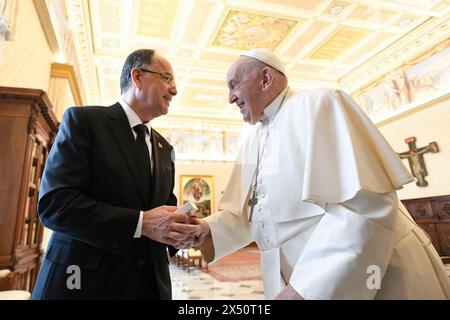 Vatican, Vatican. 06 mai 2024. **NO LIBRI** Italie, Rome, Vatican, 2024/05/6 le pape François lors d'une audience privée avec le président de l'Albanie, Bajram Begaj, au Vatican photographie par Vatican Media /Catholic Press photo RESTREINTE À UN USAGE ÉDITORIAL - PAS DE MARKETING - PAS DE CAMPAGNES PUBLICITAIRES crédit : Agence photo indépendante/Alamy Live News Banque D'Images