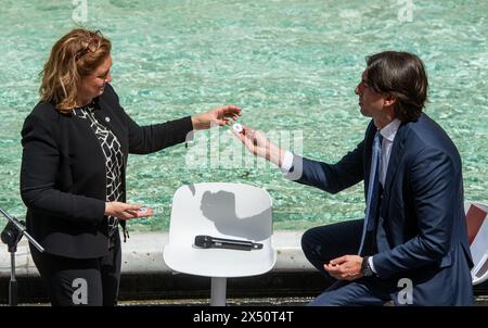 Roma, Italie. 06 mai 2024. Draw Ceremony, sorteggio per il cartellone maschile e femminile degli Internazionali di tennis a Roma. Nella foto il sorteggio svoltosi a Fontana di Trevi, Giulia Orlandi e l'Assessore Alessandro Onorato - Roma, Italia - Lunedì 6 Maggio 2024 (foto Valentina Stefanelli/LaPresse) cérémonie de tirage, tirage au sort pour le programme masculin et féminin des internationaux de tennis à Rome. Sur la photo le tirage au sort de la Fontaine de Trevi - Rome, Italie - lundi 6 mai 2024 (photo Valentina Stefanelli/LaPresse) crédit : LaPresse/Alamy Live News Banque D'Images