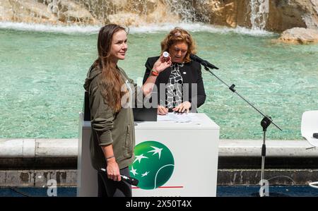 Roma, Italie. 06 mai 2024. Draw Ceremony, sorteggio per il cartellone maschile e femminile degli Internazionali di tennis a Roma. Nella foto il sorteggio svoltosi a Fontana di Trevi, Elina Svitolina, Giulia Orlandi- Roma, Italia - Lunedì 6 Maggio 2024 (foto Valentina Stefanelli/LaPresse) cérémonie de tirage, tirage au sort pour le programme masculin et féminin des internationaux de tennis à Rome. Sur la photo le tirage au sort tenu à la Fontaine de Trevi, Elina Svitolina, Giulia Orlandi- Rome, Italie - lundi 6 mai 2024 (photo Valentina Stefanelli/LaPresse) crédit : LaPresse/Alamy Live News Banque D'Images