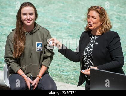 Roma, Italie. 06 mai 2024. Draw Ceremony, sorteggio per il cartellone maschile e femminile degli Internazionali di tennis a Roma. Nella foto il sorteggio svoltosi a Fontana di Trevi, Elina Svitolina e Giulia Orlandi- Roma, Italia - Lunedì 6 Maggio 2024 (foto Valentina Stefanelli/LaPresse) cérémonie de tirage, tirage au sort pour le programme masculin et féminin des internationaux de tennis à Rome. Sur la photo le tirage au sort de la Fontaine de Trevi - Rome, Italie - lundi 6 mai 2024 (photo Valentina Stefanelli/LaPresse) crédit : LaPresse/Alamy Live News Banque D'Images