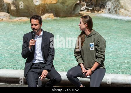 Roma, Italie. 06 mai 2024. Draw Ceremony, sorteggio per il cartellone maschile e femminile degli Internazionali di tennis a Roma. Nella foto il sorteggio svoltosi a Fontana di Trevi, Paolo Lorenzi, Elina Svitolina- Roma, Italia - Lunedì 6 Maggio 2024 (foto Valentina Stefanelli/LaPresse) cérémonie de tirage, tirage au sort pour le programme masculin et féminin des internationaux de tennis à Rome. Sur la photo le tirage au sort tenu à la Fontaine de Trevi, Paolo Lorenzi, Elina Svitolina- Rome, Italie - lundi 6 mai 2024 (photo Valentina Stefanelli/LaPresse) crédit : LaPresse/Alamy Live News Banque D'Images