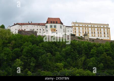Passau ist eine kreisfreie Universitätsstadt im Regierungsbezirk Niederbayern in Ostbayern. SIE liegt an der Grenze zu Österreich sowie am Zusammenfluss von Donau, Inn und Ilz und wird deshalb auch Dreiflüssestadt genannt. Mit rund 53,000 Einwohnern ist Passau nach Landshut die zweitgrösste Stadt des Regierungsbezirks. Foto : Veste Oberhaus, eine Burg an der Donau und Residenz des fürstlichen Bischofs vom Hochstift Passau *** Passau est une ville universitaire indépendante située dans le district administratif de basse-Bavière en Bavière orientale, à la frontière avec l'Autriche et au confluent Banque D'Images