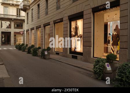 Milan.10.01.23.vue d'un aperçu de la via Montenapoleone depuis une rue latérale qui la croise , dans le quartier fascion, dans le centre historique de Milan Banque D'Images