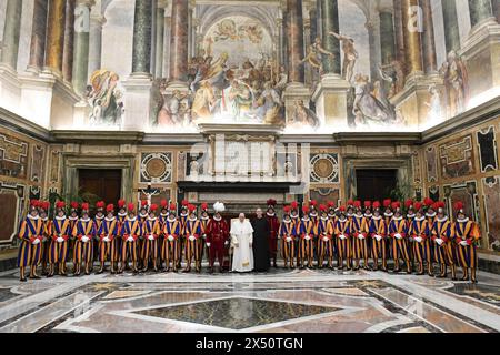 Vatican. 06 mai 2024. Le Pape François reçoit en audience les gardes suisses le 6 mai 2024 dans la salle Clémentine du Vatican, alors qu’ils se préparent à la cérémonie traditionnelle d’assermentation des nouvelles recrues qui a lieu chaque année le 6 mai. Cette journée marque l'anniversaire du sacrifice héroïque de 147 gardes suisses qui sont morts en défendant le pape Clément VII pendant le sac de Rome en 1527 par les landsknechts, les mercenaires allemands de l'empereur Charles V. photo : (EV) Vatican Media/ABACAPRESS. COM Credit : Abaca Press/Alamy Live News Credit : Abaca Press/Alamy Live News Banque D'Images