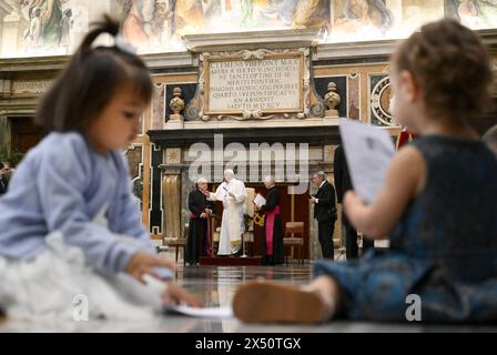 Vatican. 06 mai 2024. Le Pape François reçoit en audience les gardes suisses le 6 mai 2024 dans la salle Clémentine du Vatican, alors qu’ils se préparent à la cérémonie traditionnelle d’assermentation des nouvelles recrues qui a lieu chaque année le 6 mai. Cette journée marque l'anniversaire du sacrifice héroïque de 147 gardes suisses qui sont morts en défendant le pape Clément VII pendant le sac de Rome en 1527 par les landsknechts, les mercenaires allemands de l'empereur Charles V. photo : (EV) Vatican Media/ABACAPRESS. COM Credit : Abaca Press/Alamy Live News Credit : Abaca Press/Alamy Live News Banque D'Images