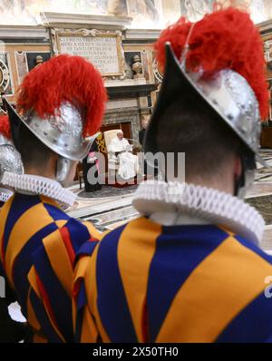 Vatican. 06 mai 2024. Le Pape François reçoit en audience les gardes suisses le 6 mai 2024 dans la salle Clémentine du Vatican, alors qu’ils se préparent à la cérémonie traditionnelle d’assermentation des nouvelles recrues qui a lieu chaque année le 6 mai. Cette journée marque l'anniversaire du sacrifice héroïque de 147 gardes suisses qui sont morts en défendant le pape Clément VII pendant le sac de Rome en 1527 par les landsknechts, les mercenaires allemands de l'empereur Charles V. photo : (EV) Vatican Media/ABACAPRESS. COM Credit : Abaca Press/Alamy Live News Credit : Abaca Press/Alamy Live News Banque D'Images