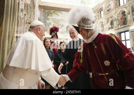 Vatican. 06 mai 2024. Le Pape François salue le commandant des gardes suisses, le colonel Christoph Graf, qui reçoit en audience les gardes suisses le 6 mai 2024 dans la salle Clémentine au Vatican, alors qu’ils se préparent à la cérémonie traditionnelle d’assermentation des nouvelles recrues qui a lieu chaque année le 6 mai. Cette journée marque l'anniversaire du sacrifice héroïque de 147 gardes suisses qui sont morts en défendant le pape Clément VII pendant le sac de Rome en 1527 par les landsknechts, les mercenaires allemands de l'empereur Charles V. photo : (EV) Vatican Media/ABACAPRESS. Crédit COM : Abaca P Banque D'Images