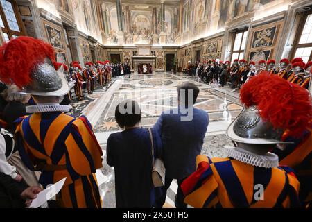 Vatican. 06 mai 2024. Le Pape François reçoit en audience les gardes suisses le 6 mai 2024 dans la salle Clémentine du Vatican, alors qu’ils se préparent à la cérémonie traditionnelle d’assermentation des nouvelles recrues qui a lieu chaque année le 6 mai. Cette journée marque l'anniversaire du sacrifice héroïque de 147 gardes suisses qui sont morts en défendant le pape Clément VII pendant le sac de Rome en 1527 par les landsknechts, les mercenaires allemands de l'empereur Charles V. photo : (EV) Vatican Media/ABACAPRESS. COM Credit : Abaca Press/Alamy Live News Credit : Abaca Press/Alamy Live News Banque D'Images