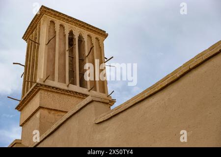 Yazd, Iran - 24 mars 2024 : tours à vent, l'élément architectural persan traditionnel pour créer une ventilation naturelle dans les bâtiments. Banque D'Images