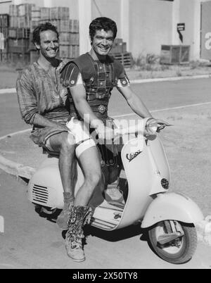 CHARLTON HESTON et STEPHEN BOYD conduisant un scooter VESPA autour du lot aux Cineciita Studios à Rome lors de la réalisation de BEN HUR 1959 réalisateur WILLIAM WYLER roman LEW WALLACE musique MIKLOS ROZSA costume Design ELIZABETH HAFFENDEN Metro Goldwyn Mayer Banque D'Images