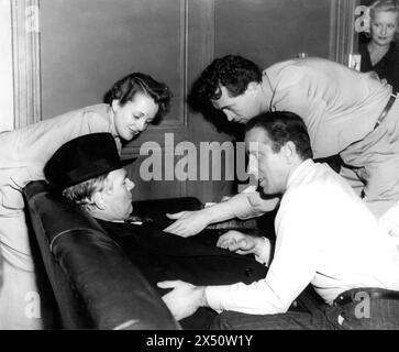 HUMPHREY BOGART, MARY ASTOR et LEE PATRICK avec JOHN HUSTON réalisant son père WALTER HUSTON dans son rôle non crédité de capitaine Jacoby dans le MALTESE FALCON 1941 réalisateur JOHN HUSTON roman DASHIELL HAMMETT scénario JOHN HUSTON Warner Brothe Banque D'Images