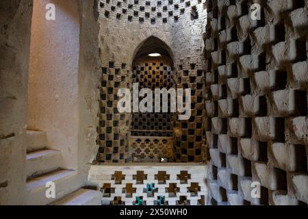 Varzaneh, Iran - 28 mars 2024 : vieux pigeonnier ou pigeonnier en briques à Varzaneh, Iran. Banque D'Images