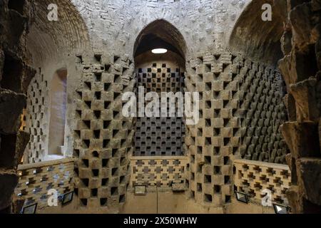 Varzaneh, Iran - 28 mars 2024 : vieux pigeonnier ou pigeonnier en briques à Varzaneh, Iran. Banque D'Images