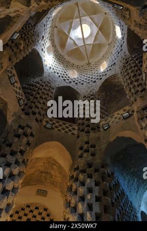 Varzaneh, Iran - 28 mars 2024 : vieux pigeonnier ou pigeonnier en briques à Varzaneh, Iran. Banque D'Images