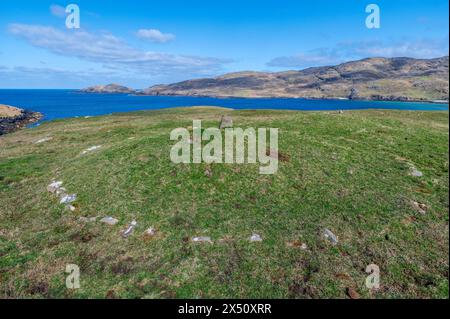 Site d'une sépulture de Cairn de l'âge du bronze sur Vatersay dans les Hébrides extérieures, Écosse. Banque D'Images