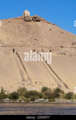 Assouan, Égypte. Qubbet el-Hawa ou Dôme du vent. Tombes hypogées creusées dans la colline. Ils appartenaient à des fonctionnaires de haut rang et à des princes de l'ancien et du moyen Royaumes. Un monastère copte a été érigé sur la colline. Banque D'Images