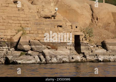 Éléphantine, Égypte. Île dans le Nil, en face de la ville d'Assouan. Détail du nilomètre. Construction étagée dans la roche, avec des marques pour mesurer le débit du Nil pendant la saison des inondations annuelles. Les taxes ont été établies sur la base de ces informations, en plus de pouvoir calculer le volume de la récolte à récolter dans les champs. Banque D'Images