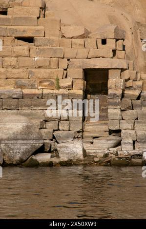 Éléphantine, Égypte. Île dans le Nil, en face de la ville d'Assouan. Détail du nilomètre. Construction étagée dans la roche, avec des marques pour mesurer le débit du Nil pendant la saison des inondations annuelles. Les taxes ont été établies sur la base de ces informations, en plus de pouvoir calculer le volume de la récolte à récolter dans les champs. Banque D'Images