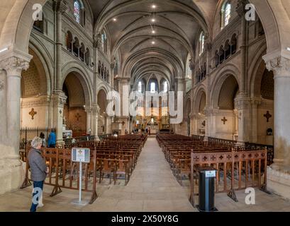 Nîmes, France - 04 17 2024 : vue intérieure de la cathédrale notre-Dame-et-Saint-Castor de Nîmes Banque D'Images