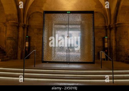 Nîmes, France - 04 17 2024 : vue intérieure de la cathédrale notre-Dame-et-Saint-Castor de Nîmes Banque D'Images