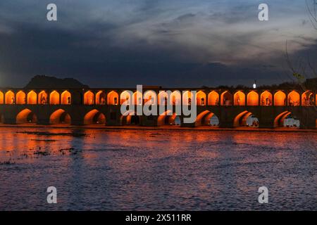 Ispahan, Iran - 31 mars 2024 : le pont Allahverdi Khan, populairement connu sous le nom de si-o-se-pol, est le plus grand des onze ponts historiques d'Ispahan Banque D'Images