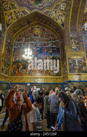 Ispahan, Iran - 31 mars 2024 : les visiteurs de la cathédrale Saint-Sauveur, également connue sous le nom de cathédrale Vank, est une cathédrale arménienne située à Ispahan. Banque D'Images