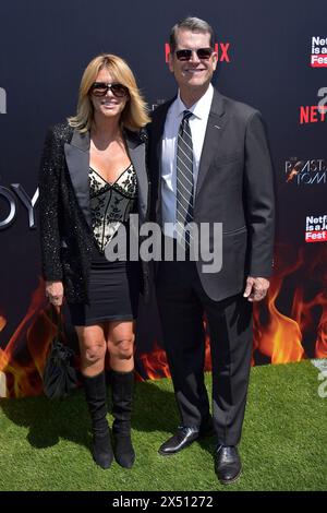 Jim Harbaugh mit Ehefrau Sarah Feuerborn Harbaugh BEI der Netflix-Show 'The Greatest Roast of All Time : Tom Brady' im Kia Forum. Inglewood, 05.05.2024 Banque D'Images