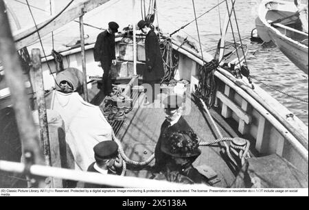 Roald Amundsen. Explorateur polaire norvégien. 1872-1928. Expédition au pôle Sud 1910-1912. Après avoir traversé le passage du Nord-Ouest avec Gjøa en 1903-1906, Amundsen planifia une expédition au pôle Nord. Il a pu emprunter le Fram de Nansen et l'a équipé pour une expédition au pôle Nord. Mais après avoir appris que Robert Peary avait atteint le pôle, il a choisi de parier sur le pôle Sud. Amundsen craignait que Nansen ne reprenne "Fram" s'il découvrait les plans modifiés, et ne dit donc qu'à son frère et au capitaine de "Fram", Thorvald Nilsen, que le pôle Sud était Banque D'Images