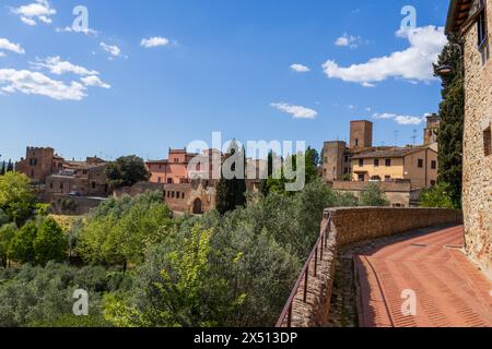 Une belle vue sur les maisons traditionnelles de la vieille ville de Certaldo - Certaldo Alto - en Toscane, Italie. Journée ensoleillée avec le ciel bleu et pas de personnes dans le tir. Banque D'Images