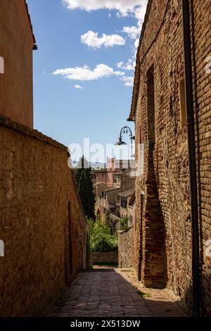 Une belle vue sur les maisons traditionnelles de la vieille ville de Certaldo - Certaldo Alto - en Toscane, Italie. Journée ensoleillée avec le ciel bleu et pas de personnes dans le tir. Banque D'Images