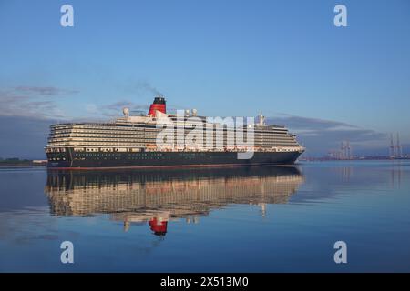 Southampton Angleterre 5 mai 2024 - le navire de croisière Queen Victoria entre dans le port de Southampton. Le paquebot Cunard en voyage Banque D'Images