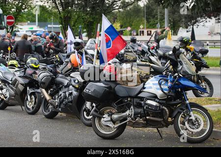 Une ramification du groupe de motards pro-Poutine russe Night Wolves à un arrêt dans une station-service près de Cestlice, en République tchèque, le 6 mai 2024. (CTK photo/animal Banque D'Images