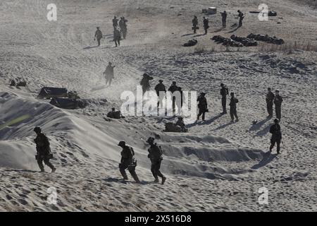 Laoag, Ilocos Norte, Philippines. 6 mai 2024. Des soldats américains participent à un exercice de contre-atterrissage à feu réel dans le cadre de l'exercice Balikatan États-Unis-Philippines de 2024, dans un contexte de tensions croissantes entre Manille et Pékin. Les exercices incluant les forces américaines, françaises et philippines ont eu lieu dans un contexte de présence militaire chinoise croissante en mer de Chine méridionale et près des eaux de Taiwan. (Crédit image : © Daniel Ceng Shou-Yi/ZUMA Press Wire) USAGE ÉDITORIAL SEULEMENT! Non destiné à UN USAGE commercial ! Crédit : ZUMA Press, Inc/Alamy Live News Banque D'Images