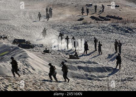 Laoag, Ilocos Norte, Philippines. 6 mai 2024. Des soldats américains participent à un exercice de contre-atterrissage à feu réel dans le cadre de l'exercice Balikatan États-Unis-Philippines de 2024, dans un contexte de tensions croissantes entre Manille et Pékin. Les exercices incluant les forces américaines, françaises et philippines ont eu lieu dans un contexte de présence militaire chinoise croissante en mer de Chine méridionale et près des eaux de Taiwan. (Crédit image : © Daniel Ceng Shou-Yi/ZUMA Press Wire) USAGE ÉDITORIAL SEULEMENT! Non destiné à UN USAGE commercial ! Crédit : ZUMA Press, Inc/Alamy Live News Banque D'Images