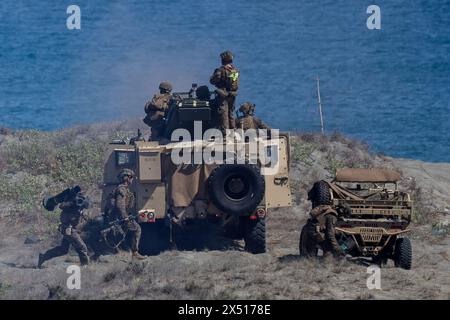 Laoag, Ilocos Norte, Philippines. 6 mai 2024. Des soldats américains tirent des coups de feu réels lors d'un exercice de contre-atterrissage à feu réel dans le cadre de l'exercice Balikatan 2024 entre les États-Unis et les Philippines, dans un climat de tensions croissantes entre Manille et Pékin. Les exercices incluant les forces américaines, françaises et philippines ont eu lieu dans un contexte de présence militaire chinoise croissante en mer de Chine méridionale et près des eaux de Taiwan. (Crédit image : © Daniel Ceng Shou-Yi/ZUMA Press Wire) USAGE ÉDITORIAL SEULEMENT! Non destiné à UN USAGE commercial ! Banque D'Images