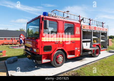 Dennis Rapier TF202 pompier, appareil incendie lors du dévoilement et de l'ouverture du National Red plaque Fire Service Memorial à Rettendon, Essex, Royaume-Uni Banque D'Images