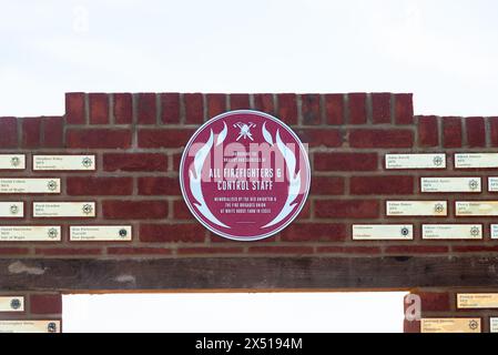 Plaques nominatives sur le mur du souvenir lors du dévoilement et de l'ouverture du monument commémoratif national Red plaque Fire Service à Rettendon, Essex, Royaume-Uni Banque D'Images