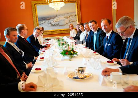 Stockholm, Danemark. 06 mai 2024. Le roi Frederick X et la reine Mary rencontrent le premier ministre suédois Ulf Kristersson à Rosenbad, Stockholm lundi 6 mai 2024. Lundi et mardi, le couple royal danois effectuera sa première visite d’État en Suède. Lors de la visite d’Etat, le couple royal rencontrera entre autres des astronautes danois et suédois, visitera la station navale Berga et assistera à un dîner de gala au Palais Royal. (Photo : IDA Marie Odgaard/Scanpix 2024) crédit : Ritzau/Alamy Live News Banque D'Images