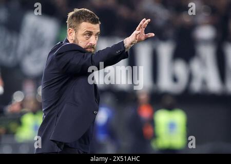 Daniele de Rossi entraîneur-chef de Roma Gestures lors du championnat italien Serie A match de football entre L'AS Roma et la Juventus FC le 5 mai 2024 au Stadio Olimpico à Rome, en Italie Banque D'Images