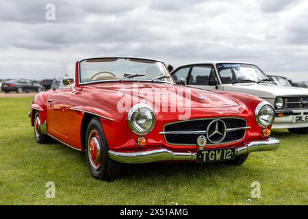 1956 Mercedes-Benz 190 SL, exposée lors de l'April Scramble qui s'est tenue au Bicester Heritage Centre le 21 avril 2024. Banque D'Images