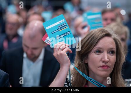 36. Bundesparteitag der CDU Deutschland 2024 Symbolbilder Stimmkarte, Wahlen beim 36. Bundesparteitag der CDU Deutschland 2024 Berlin Berlin Deutschland *** 36 Conférence fédérale du Parti de la CDU Allemagne 2024 symboles images carte de vote, élections à la Conférence fédérale du Parti de la CDU Allemagne 36 2024 Berlin Allemagne Banque D'Images