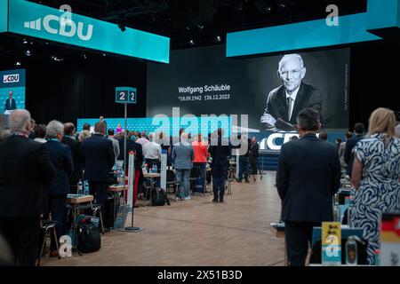 36. Bundesparteitag der CDU Deutschland 2024 Gedenken an Wolfgang Schaeuble beim 36. Bundesparteitag der CDU Deutschland 2024 Berlin Berlin Deutschland *** 36 Conférence fédérale du Parti de la CDU Allemagne 2024 commémoration de Wolfgang Schaeuble à la Conférence fédérale du Parti de la CDU Allemagne 36 2024 Berlin Allemagne Banque D'Images