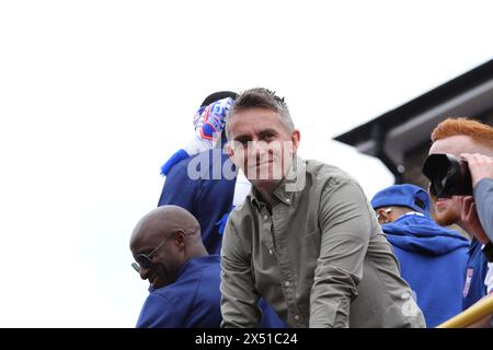 Ipswich, Royaume-Uni. 6 mai 2024. Ipswich Town Football Club célèbre les promotions consécutives, cette saison en premier League. Le gérant Kieran McKenna debout sur le haut du bus de défilé alors qu'il traverse la ville. Credit:Eastern Views/Alamy Live News Banque D'Images