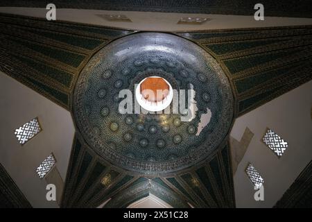 KONYA, TURKIYE - 17 DÉCEMBRE 2023 : Dôme de la Madrasa Karatay dans la ville de Konya Banque D'Images