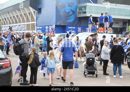 Ipswich, Royaume-Uni. 6 mai 2024. Ipswich Town Football Club célèbre les promotions consécutives, cette saison en premier League. Les supporters commencent à se rassembler autour du terrain à Portman Road en attendant l'arrivée du bus de l'équipe avant de traverser la ville. Credit:Eastern Views/Alamy Live News Banque D'Images