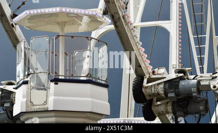 Cardiff Bay, Cardiff, pays de Galles septembre 25 2023 : image rapprochée de la grande roue de Cardiff Bay près de Mermaid Quay et du Pier Head Building. Banque D'Images