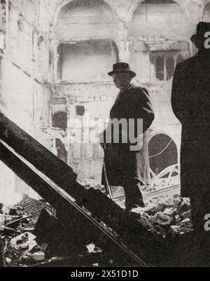 Winston Churchill inspecte les ruines d'une partie des chambres du Parlement après le raid aérien le plus sévère de Londres par des bombardiers allemands, le 10-11 mai 1941. Sir Winston Leonard Spencer-Churchill, 1874-1965. Homme politique britannique, officier de l'armée, écrivain et deux fois premier ministre du Royaume-Uni. De la Guerre en images, deuxième année. Banque D'Images